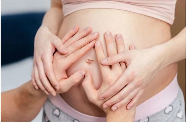 Vuốt ve bụng mẹ bầu thường xuyên mang lại nhiều lợi ích cho thai nhi
