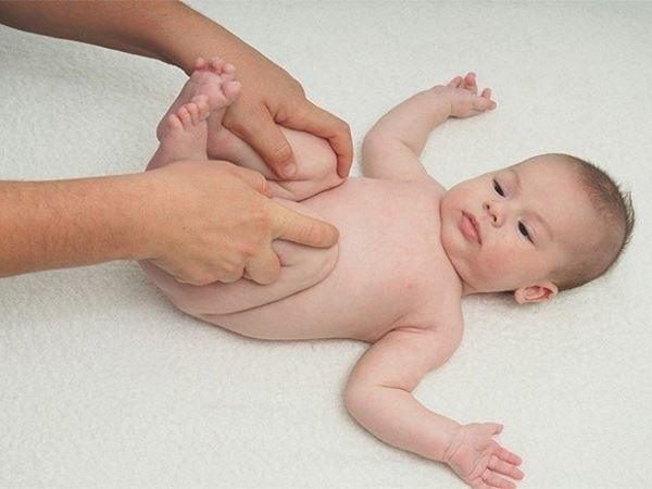 Làm sao khi trẻ sơ sinh đánh hơi thối nhiều nhưng không ị?