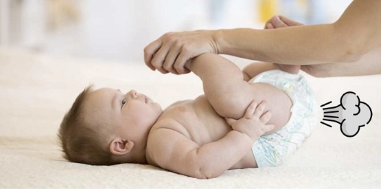 Làm sao khi trẻ sơ sinh đánh hơi thối nhiều nhưng không ị?